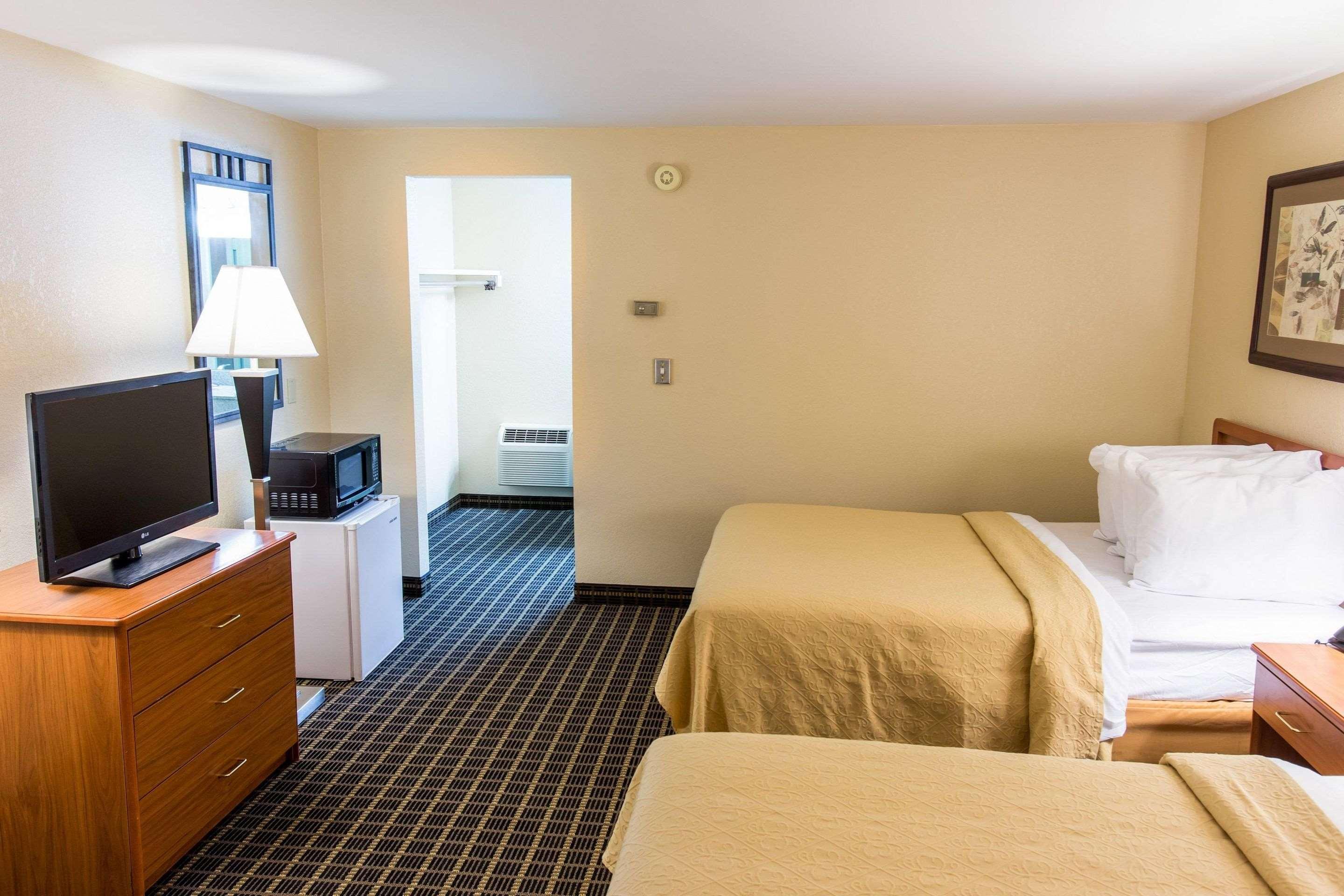 Quality Inn & Suites Big Rapids Near University Zewnętrze zdjęcie