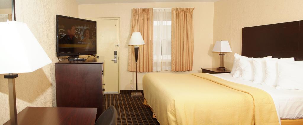 Quality Inn & Suites Big Rapids Near University Zewnętrze zdjęcie
