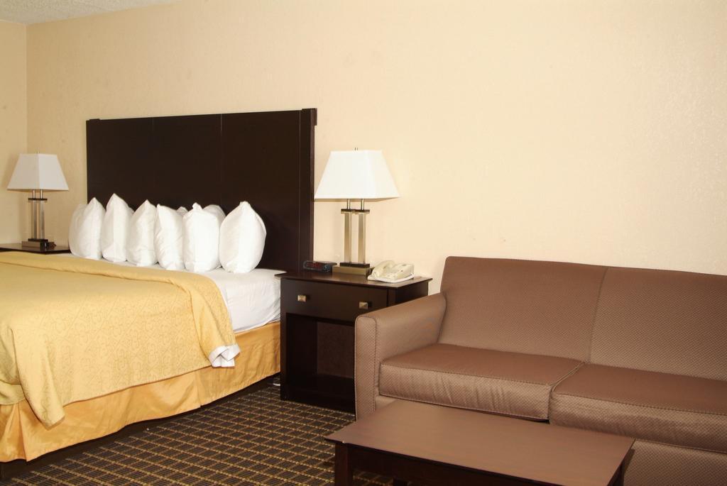 Quality Inn & Suites Big Rapids Near University Zewnętrze zdjęcie