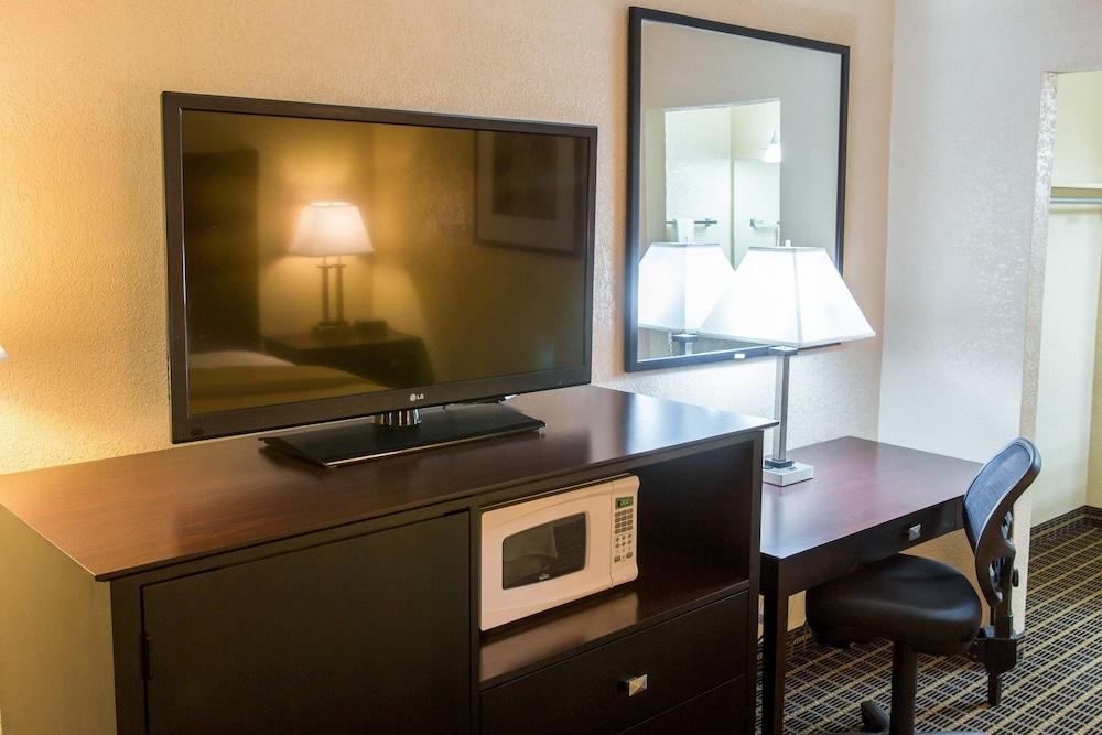 Quality Inn & Suites Big Rapids Near University Zewnętrze zdjęcie