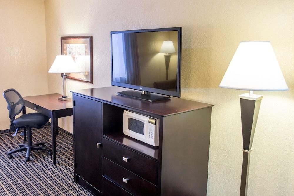 Quality Inn & Suites Big Rapids Near University Zewnętrze zdjęcie