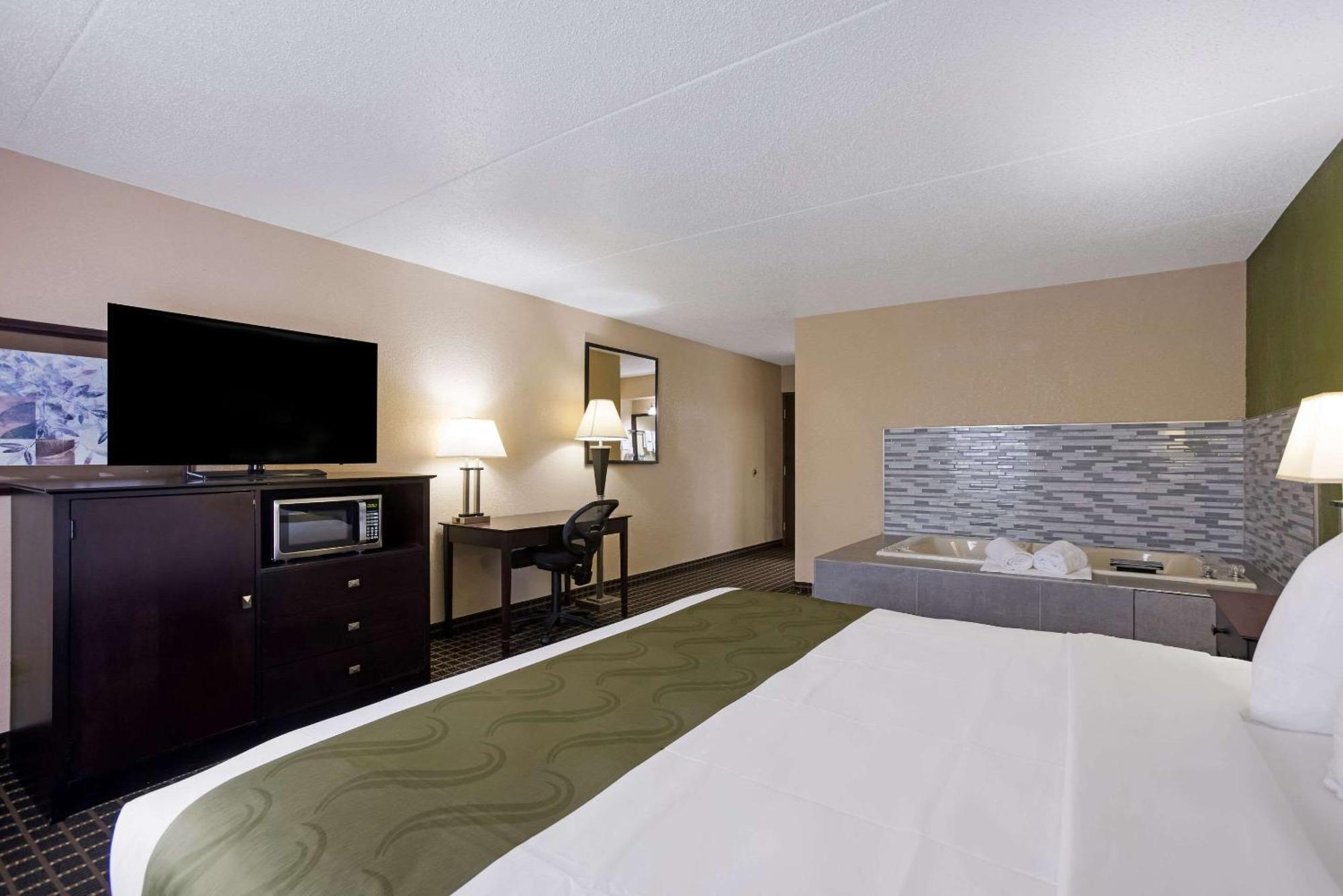 Quality Inn & Suites Big Rapids Near University Zewnętrze zdjęcie