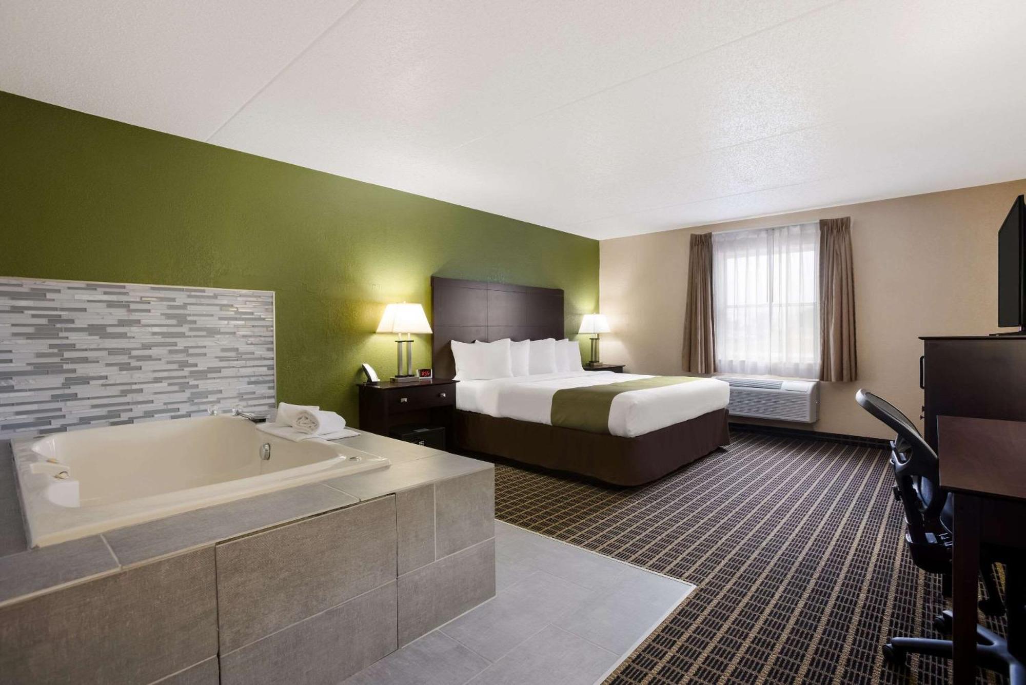 Quality Inn & Suites Big Rapids Near University Zewnętrze zdjęcie