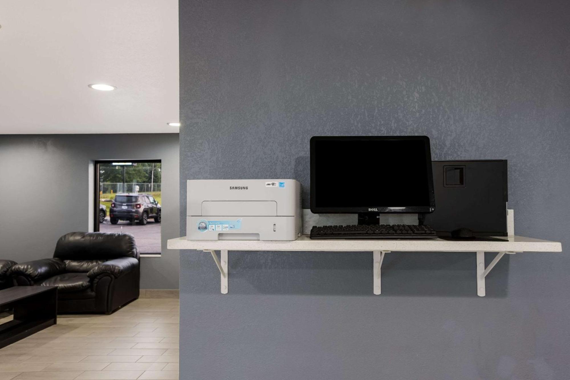 Quality Inn & Suites Big Rapids Near University Zewnętrze zdjęcie