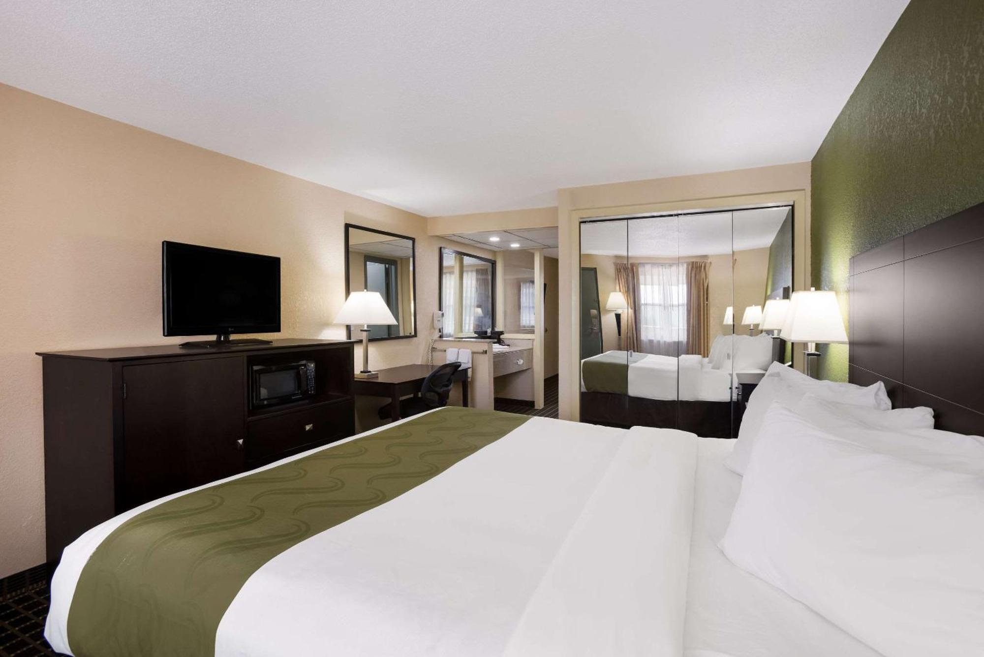 Quality Inn & Suites Big Rapids Near University Zewnętrze zdjęcie
