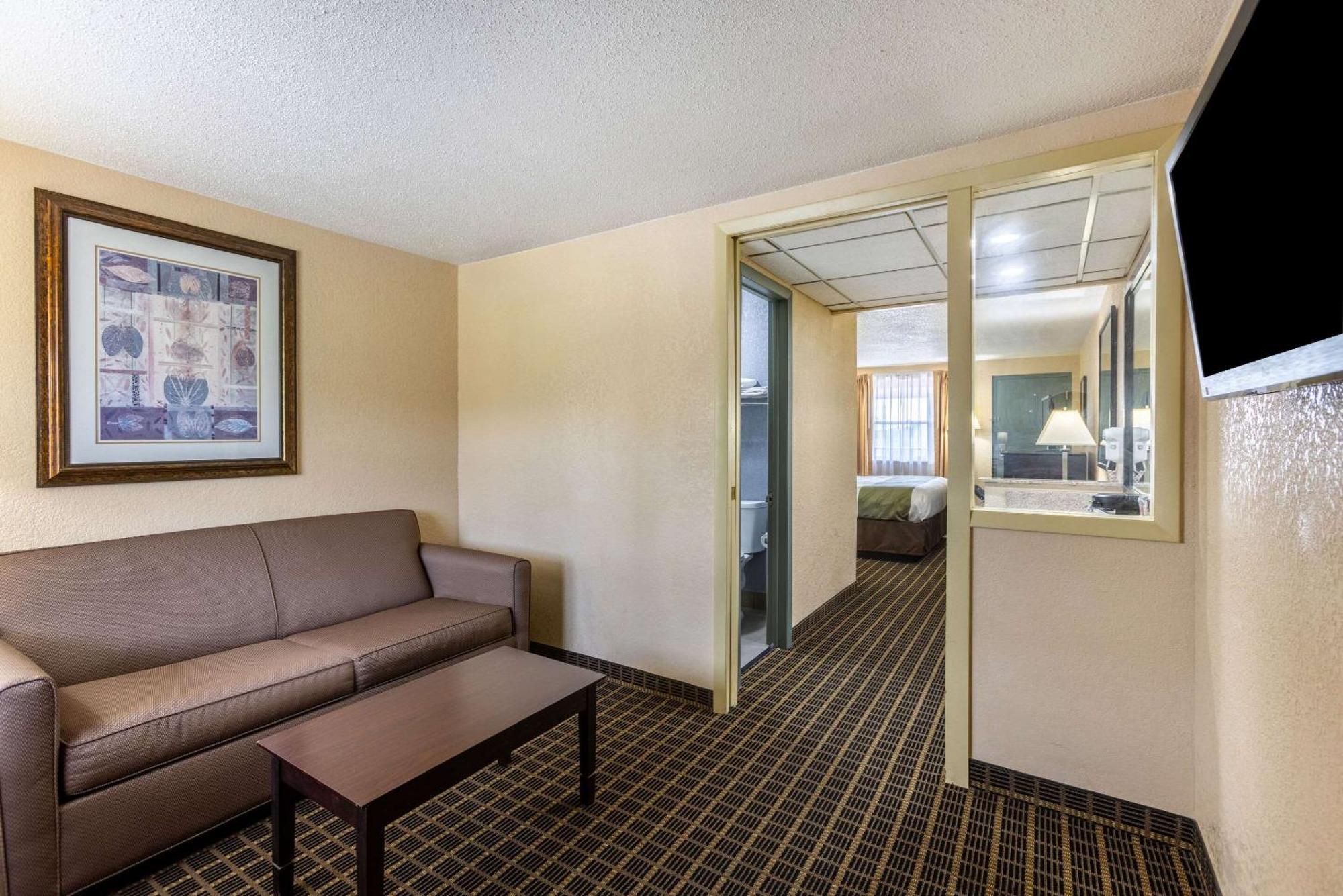 Quality Inn & Suites Big Rapids Near University Zewnętrze zdjęcie