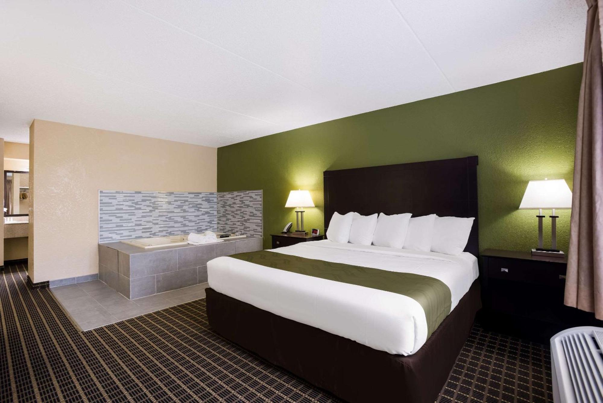 Quality Inn & Suites Big Rapids Near University Zewnętrze zdjęcie