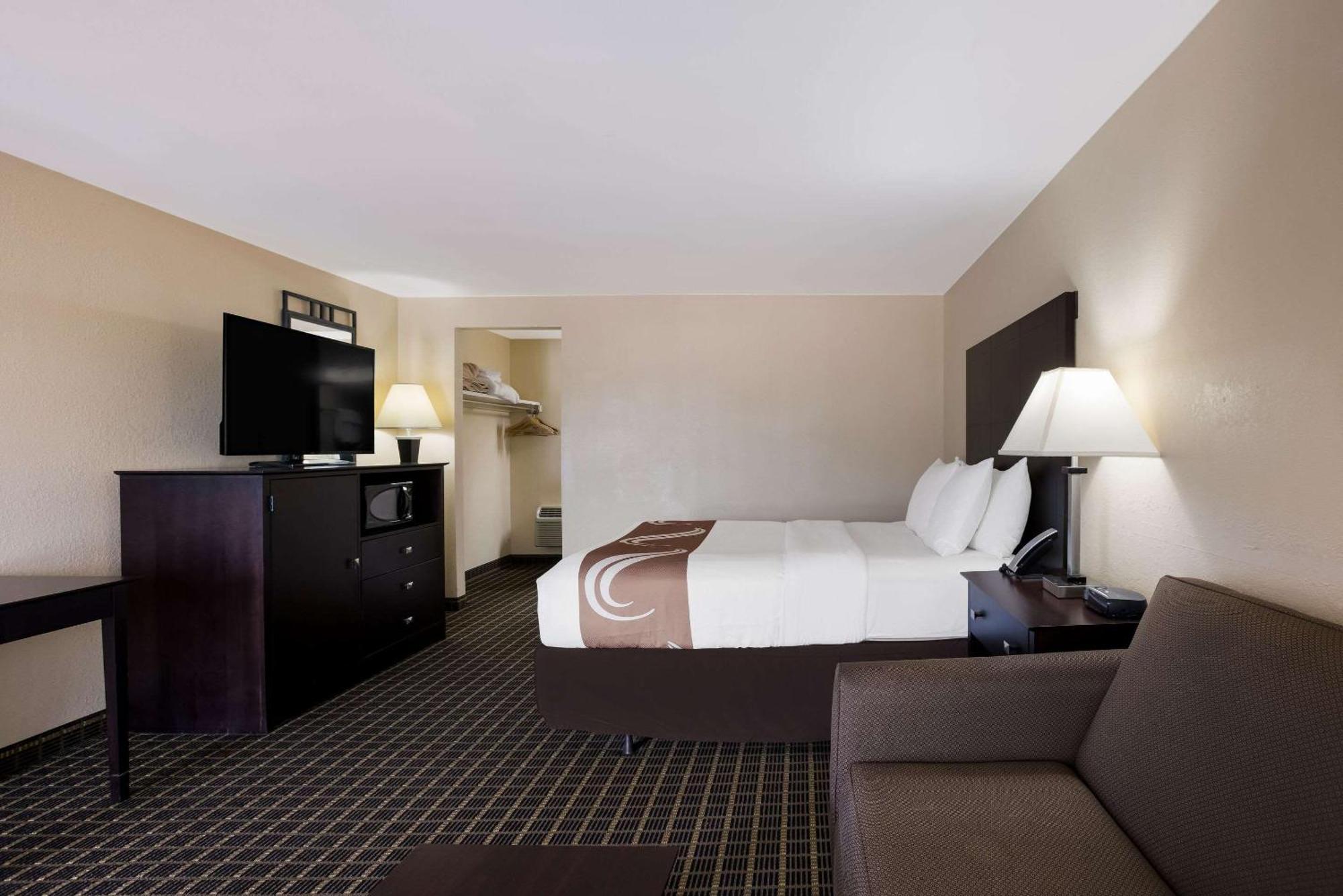 Quality Inn & Suites Big Rapids Near University Zewnętrze zdjęcie