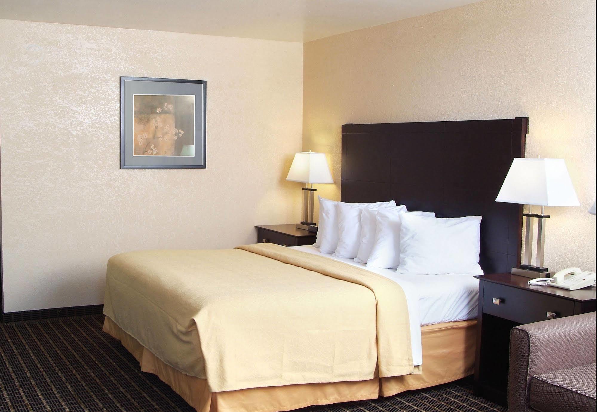 Quality Inn & Suites Big Rapids Near University Zewnętrze zdjęcie